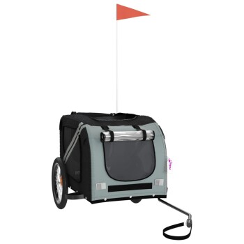 Haustieranhänger in Grau und Schwarz mit transparentem Frontteil, zwei Rädern und einer roten Flagge oben, entworfen für den Transport von Haustieren.