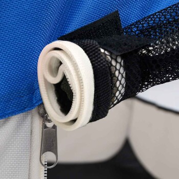Nahaufnahme eines blauen Haustierprodukts mit einem gerollten weißen Riemen und schwarzem Netz, mit einem sichtbaren Reißverschluss-Zipper an der Seite.