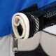 Nahaufnahme eines blauen Haustierprodukts mit einem gerollten weißen Riemen und schwarzem Netz, mit einem sichtbaren Reißverschluss-Zipper an der Seite.