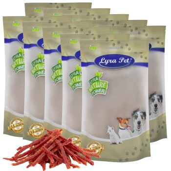 Eine Anzeige mehrerer Taschen von Lyra Pet natürlichem Haustierfutter, mit einem Haufen Fleischstreifen davor.