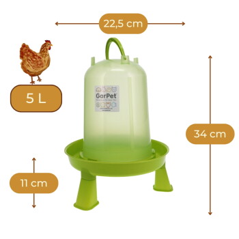 Grüne GarPet-Tränke für Geflügel (5 l) auf Beinen mit Griff, 34 cm hoch, 22,5 cm breit, 11 cm Beinhöhe.