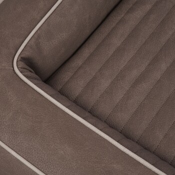 Nahaufnahme eines plüschigen, braunen Haustierbettes mit einer strukturierten Oberfläche und kontrastierenden hellen Paspeln entlang der Kanten.