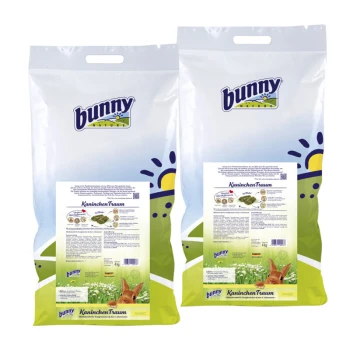 Deux sacs de nourriture pour lapins "bunny KaninchenTraum" avec un design vert et bleu, montrant un graphique de soleil et des informations nutritionnelles.