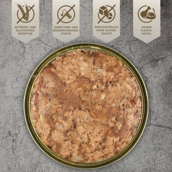 Dosen-Hundefutter mit einer glatten, fleischigen Textur, mit Etiketten für getreidefrei, glutenfrei, ohne künstliche Farben und hohem Fleischanteil.