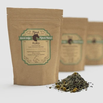 Ein brauner Beutel mit der Aufschrift "KoKo" enthält Kräuterergänzungen für Pferde, mit verschütteten Kräutern und Text über Koliken und Verdauungsunterstützung.