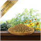 Eine Holzschüssel mit Haustierfutter auf einer Holzoberfläche, umgeben von grünen Pflanzen und gelben Blumen, mit einem goldenen "PREMIUM" Banner.