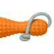 Oranges Gummihundespielzeug mit einer strukturierten Oberfläche und einem blauen und orangefarbenen geflochtenen Seil, entworfen zum Kauen und Spielen.