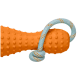 Oranges Gummihundespielzeug mit einer strukturierten Oberfläche und einem blauen und orangefarbenen geflochtenen Seil, entworfen zum Kauen und Spielen.