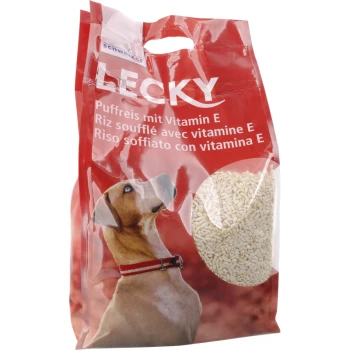 Rote Hundeleckerlitasche mit der Aufschrift "LECKY", die einen Hund zeigt, der nach oben schaut, mit Text in Deutsch, Französisch und Italienisch über Vitamin E und gepufftem Reis.