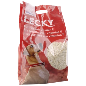 Rote Hundeleckerlitasche mit der Aufschrift "LECKY", die einen Hund zeigt, der nach oben schaut, mit Text in Deutsch, Französisch und Italienisch über Vitamin E und gepufftem Reis.