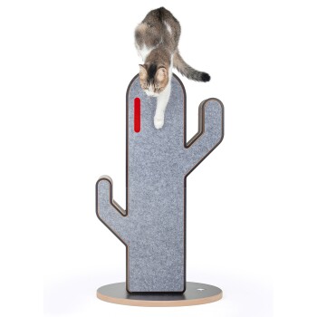 Eine verspielte Katze, die auf einem kaktusförmigen Kratzbaum aus grauem Filz klettert, mit einem roten Akzent und einer runden Basis.