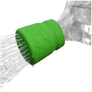 Grüner Silikon-Haustier-Wasserflaschenaufsatz mit spritzendem Wasser, mit dem Kurgo-Logo.