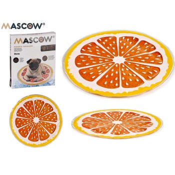 Eine runde, orange scheibenförmige Kühlmatte für Haustiere, mit einem Mops, der darauf sitzt, mit einer Box, die "MASCOW" im Hintergrund beschriftet ist.