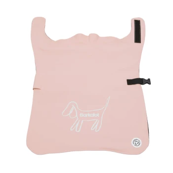 Ein pinkfarbener Autositzbezug für Haustiere mit einer weißen Umrisszeichnung eines Hundes und dem Text "Barkalot," mit verstellbaren Riemen und einer Tasche.
