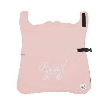 Ein pinkfarbener Autositzbezug für Haustiere mit einer weißen Umrisszeichnung eines Hundes und dem Text "Barkalot," mit verstellbaren Riemen und einer Tasche.