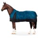 Ein braunes Pferd, das eine blaue und schwarze wasserdichte Decke trägt, steht im Profil vor einem weißen Hintergrund.