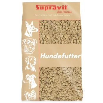 Nahaufnahme von trockenen braunen Kibble-Tierfutterpellets, die den Bildausschnitt füllen.