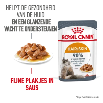 Royal Canin Hair & Skin kattenvoer zakje met een bord natvoer, met tekst over huidgezondheid en verbetering van de vachtkwaliteit.