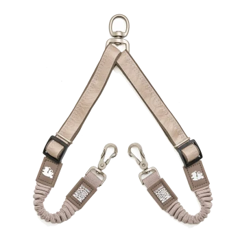 Beige verstellbarer Zwei‑Hunde‑Bungee‑Leinen‑Teiler mit Drehring, zwei Metall‑Schnapphaken und braunen Anhängern mit weißem Logo/Text.
