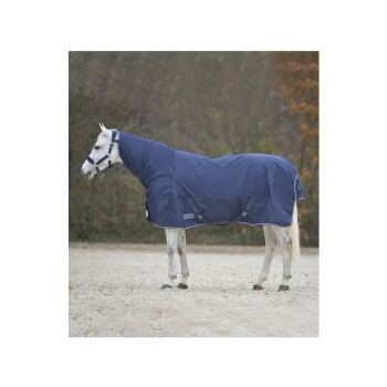 Ein weißes Pferd, das eine blaue Decke mit weißen Akzenten trägt, steht auf sandigem Boden und zeigt sein schlankes Design und sichere Verschlüsse.