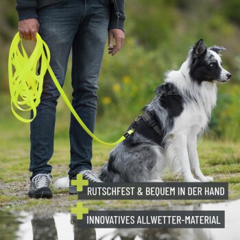 Neongelbe Leine und Hund im Geschirr; sichtbarer Text: 'RUTSCHFEST & BEQUEM IN DER HAND'; 'INNOVATIVES ALLWETTER-MATERIAL'.