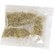 Ein klarer Plastikbeutel mit getrockneten Kräutern, der eine Mischung aus grünem und braunem Pflanzenmaterial zeigt, geeignet für die Verwendung durch Haustiere.
