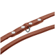 Nahaufnahme einer braunen Haustierleine mit silbernen Schnappverschlüssen und einem Metallring zur Befestigung, vor einem weißen Hintergrund.