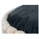 Nahaufnahme einer schwarzen Haustierjacke mit rutschfesten Punkten und beigem Kunstpelzbesatz aus einem Online-Tiergeschäft.