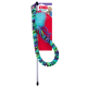 Jouet canne KONG Teaser pour chat avec tige, ruban tressé vert/bleu/violet et plume bleu-vert sur fond rouge (texte : KONG Teaser).