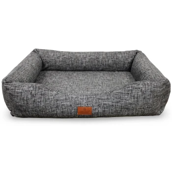 orthopädisches Hundebett Cleo schwarz/ weiß XL Graues, strukturiertes, rechteckiges Haustierbett mit erhöhten Seitenpolstern und braunem Lederetikett mit der Aufschrift 'PETLIVING'.