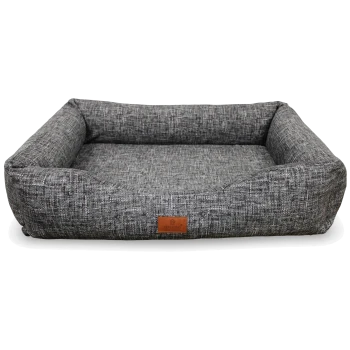 Graues, strukturiertes, rechteckiges Haustierbett mit erhöhten Seitenpolstern und braunem Lederetikett mit der Aufschrift 'PETLIVING'.