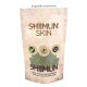 Eine Shiimun Skin Haustierergänzungsmittel-Tüte in erdigen Tönen, mit "SHIIMUN SKIN", Symbolen für natürliche Inhaltsstoffe und "Hergestellt in Deutschland."