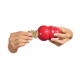 Zwei Hände stecken runde KONG-Leckerlis in ein rotes KONG-Hundespielzeug; 'KONG' ist auf Spielzeug und Leckerlis eingeprägt.