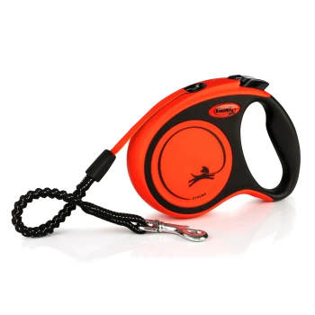 Een feloranje oprolbare hondenriem met een zwarte handgreep en een zwarte koord, met een zilveren clip voor bevestiging.