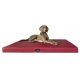 Ein grauer Hund liegt auf einem roten Haustierbett und zeigt Komfort und Stil. Das Bett hat ein Etikett mit dem Markennamen "terradog."