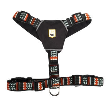 Schwarzes Hundegeschirr mit bunten gemusterten Riemen, mit einem zentralen Logo, das 'WOOLLY WOLF' liest.