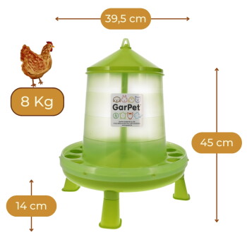 Grüner GarPet-Geflügelfutterspender auf Beinen, gekennzeichnet mit '39,5 cm', '45 cm', '14 cm' und '8 kg' sowie Hühnersymbol.