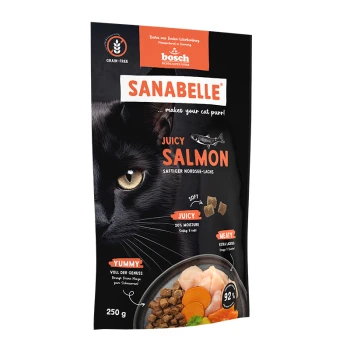 Das Gesicht einer schwarzen Katze neben einem Beutel Sanabelle Juicy Salmon Katzenfutter, mit Text über den Feuchtigkeitsgehalt, die Zutaten und das Gewicht.