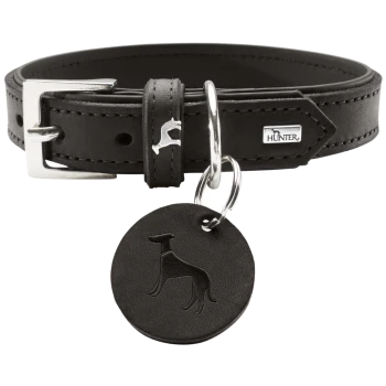 Schwarzes Lederhalsband für Hunde mit einer silbernen Schnalle und einem runden Anhänger mit einem geprägten Greyhound-Design, markiert mit "HUNTER."