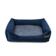 Marineblaue Haustierbett mit plüschigen Seiten und einem weichen grauen Innenraum, mit einem kleinen Holzschild an der Seite.