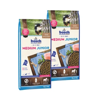 Zwei Säcke Bosch Medium Junior Hundefutter, jeweils 15,0 kg, mit einem blau-weißen Design, mit Bildern von Trockenfutter und einem Hund.