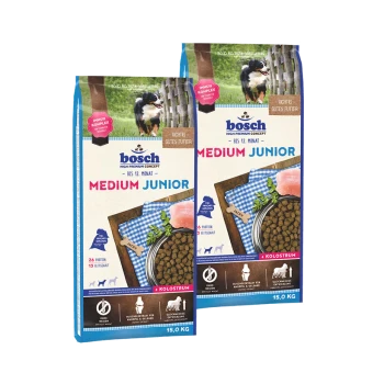 Zwei Säcke Bosch Medium Junior Hundefutter, jeweils 15,0 kg, mit einem blau-weißen Design, mit Bildern von Trockenfutter und einem Hund.