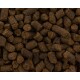 Nahaufnahme dunkler brauner Trockenfutter-Kibblepellets, gemischte zylindrische und runde strukturierte Stücke füllen den Bildausschnitt