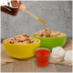 Hand hält Tropfer mit orangefarbener Flüssigkeit über zwei Schalen Nassfutter, kleinem Becher mit Flüssigkeit und weißen Seilspielzeugen auf Holzoberfläche.