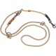 Een duurzame beige hondenriem van gevlochten touw, met metalen clips en een leren label met de merknaam.
