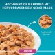 Hochwertige Hundenahrung mit Lachs und Karotten, präsentiert auf einem weißen Teller, mit dem Text 'Junior' in lila.