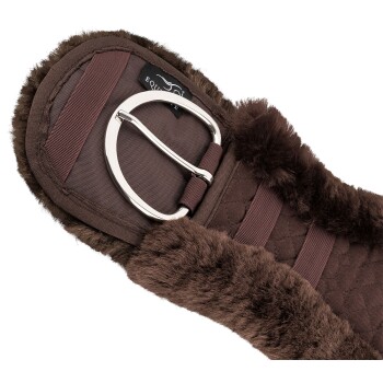 Brauner Reitgurt mit einem plüschigen Fellfutter, ausgestattet mit einer silbernen Schnalle und verstellbaren Riemen.