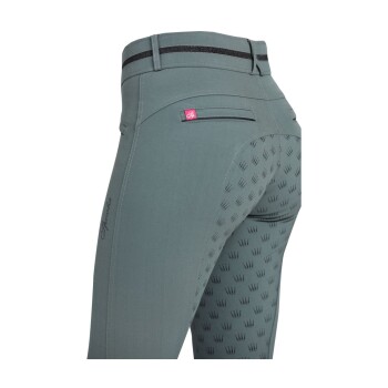 Nahaufnahme von grauen Reitleggings mit einem Silikon-Griffmuster auf dem Sitz, mit einem rosa Logo-Tag auf der Rückseite.