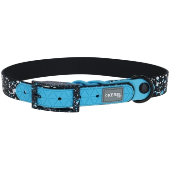 Blau-schwarzes gesprenkeltes verstellbares Haustierhalsband mit Schnalle und "KERBL pet"-Logoschild.