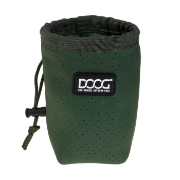 Grüner Hundeleckerli-Beutel mit Kordelzugverschluss, mit einem schwarzen DOOG-Logo, das "DOG OWNERS OUTDOOR GEAR" liest.